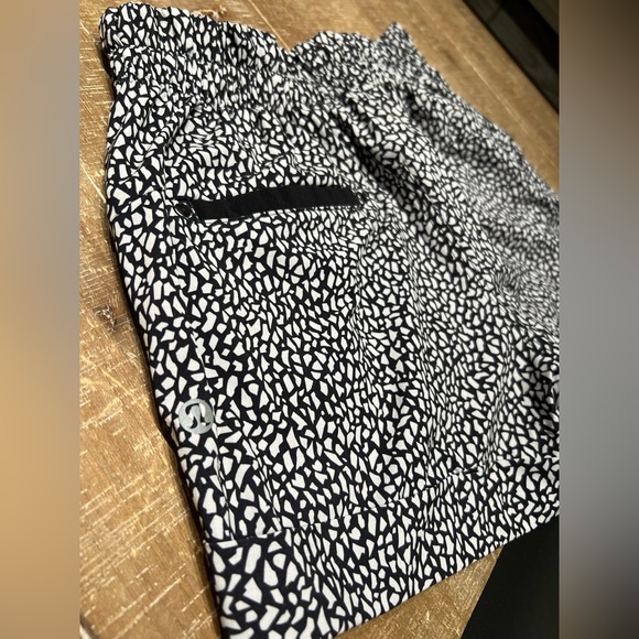 🖤 Lululemon Spring Break Away Short
Miss Mosaic Black - Picture 8 of 11